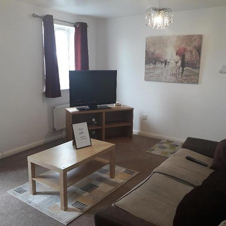 5 Bed House With Free Secure Parking In Pleasant Quiet Location Villa Wolverhampton Kültér fotó