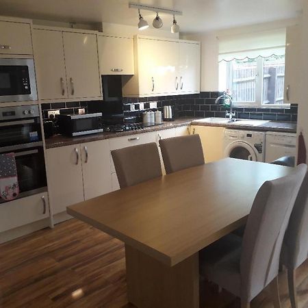 5 Bed House With Free Secure Parking In Pleasant Quiet Location Villa Wolverhampton Kültér fotó