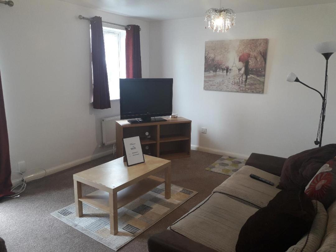 5 Bed House With Free Secure Parking In Pleasant Quiet Location Villa Wolverhampton Kültér fotó