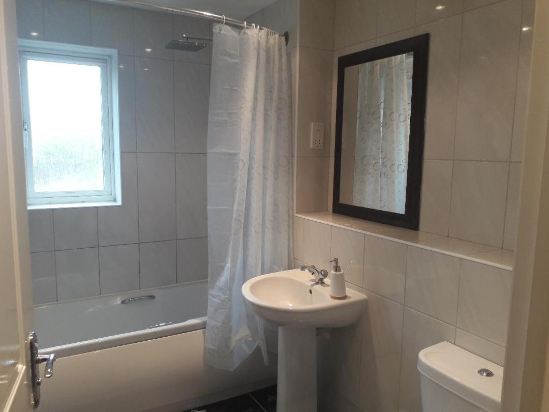 5 Bed House With Free Secure Parking In Pleasant Quiet Location Villa Wolverhampton Kültér fotó