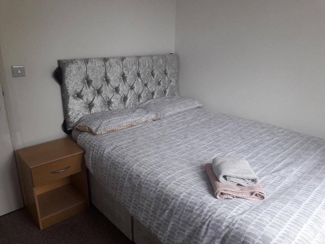 5 Bed House With Free Secure Parking In Pleasant Quiet Location Villa Wolverhampton Kültér fotó
