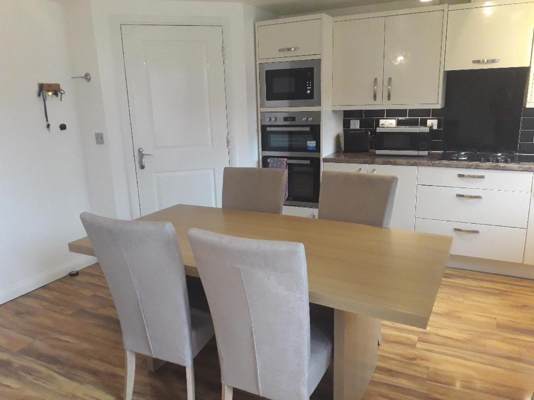 5 Bed House With Free Secure Parking In Pleasant Quiet Location Villa Wolverhampton Kültér fotó