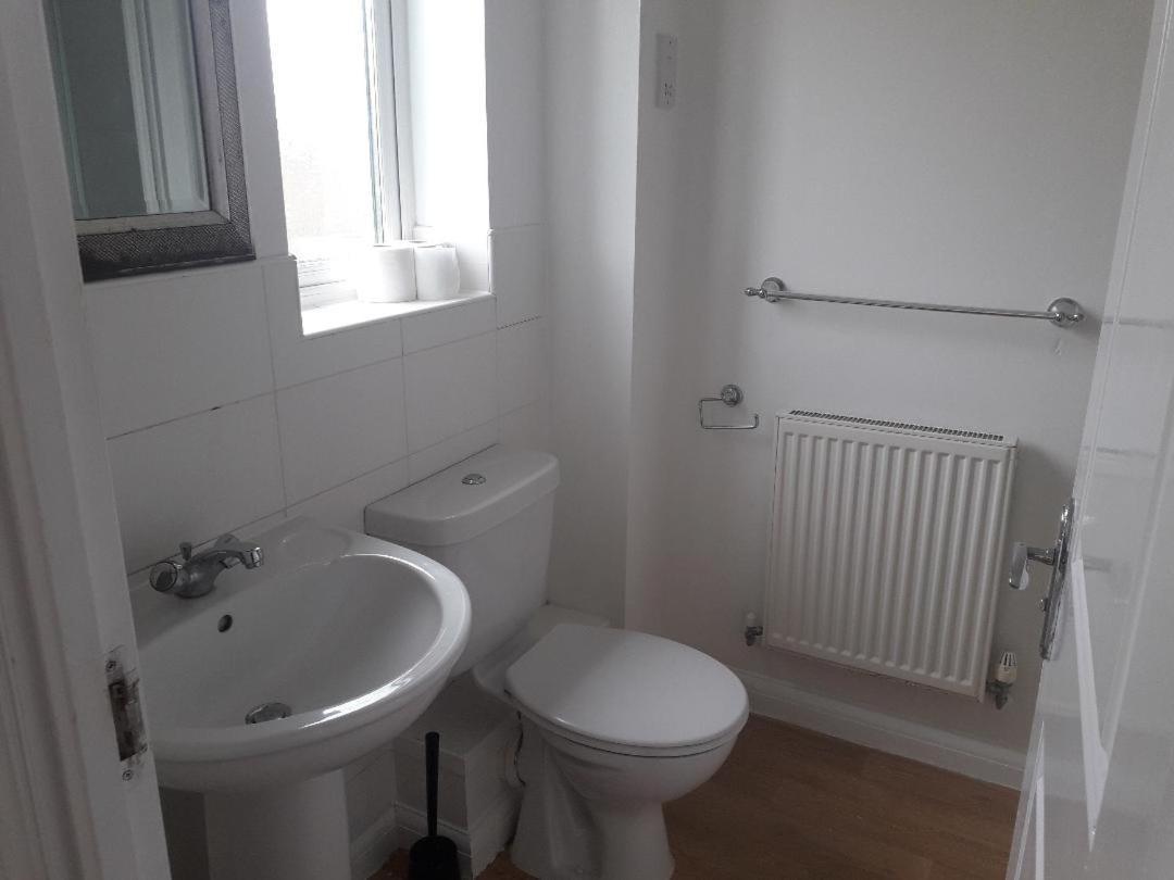 5 Bed House With Free Secure Parking In Pleasant Quiet Location Villa Wolverhampton Kültér fotó